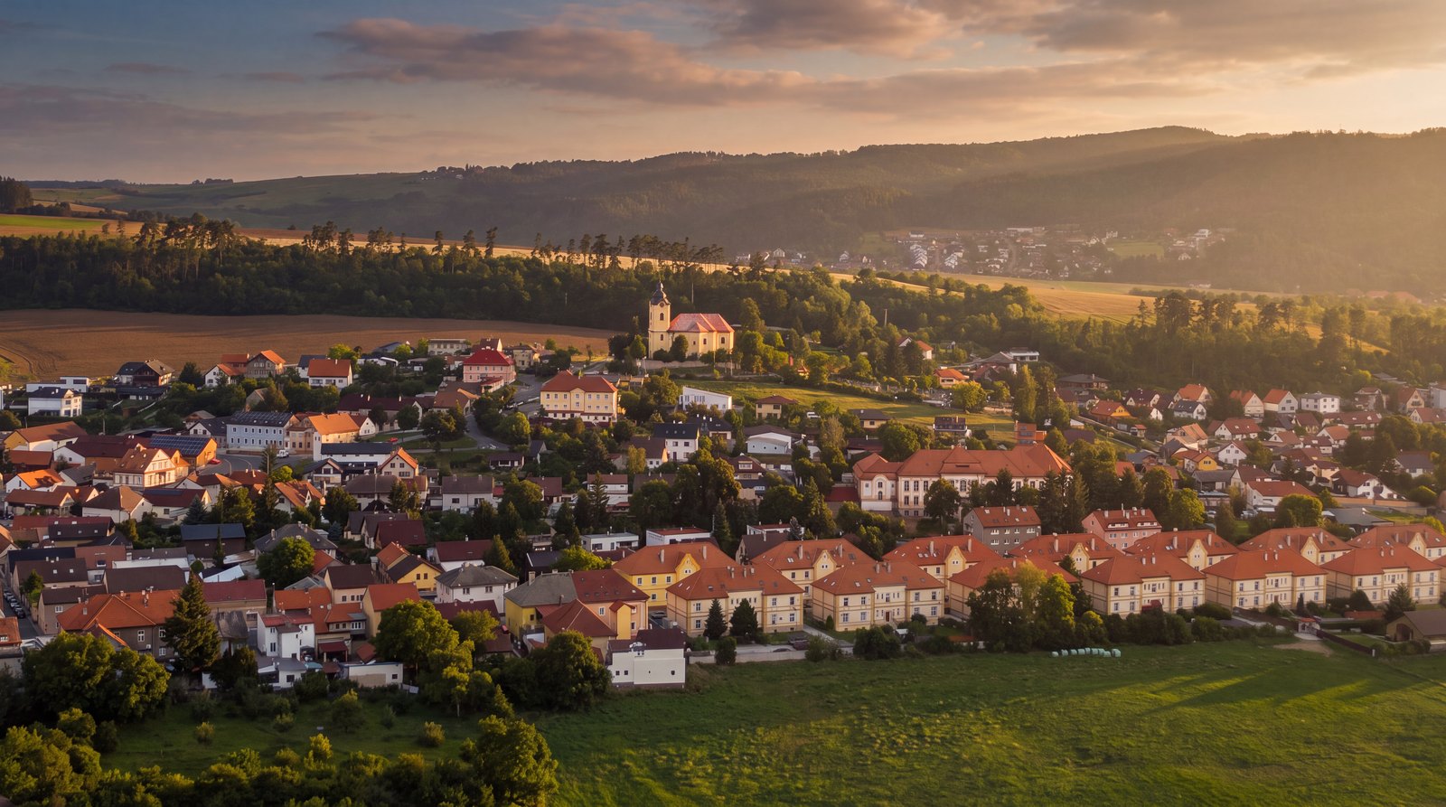 Hotový záběr: panorama města v zlatém večerním světle