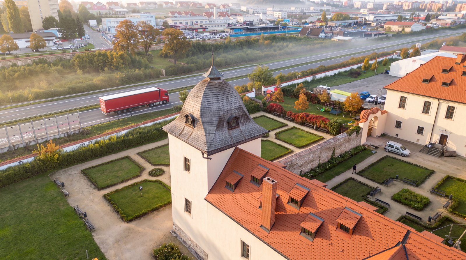 Hotový záběr: zámek a dálnice v podzimním ránu