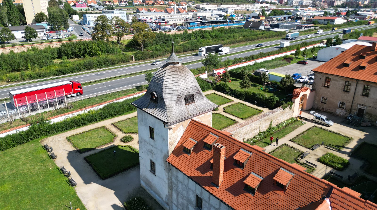 Surová fotka z dronu: zámek, zahrada a dálnice za letního dne